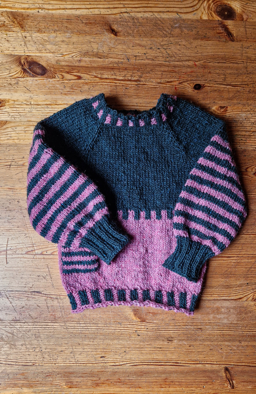 Handgestrickter Kinder Pullover Gr. 116 – Öko Islandwolle – Wollpulli nachhaltig – Unikat Strickpullover für Kinder gestreift mit tasche