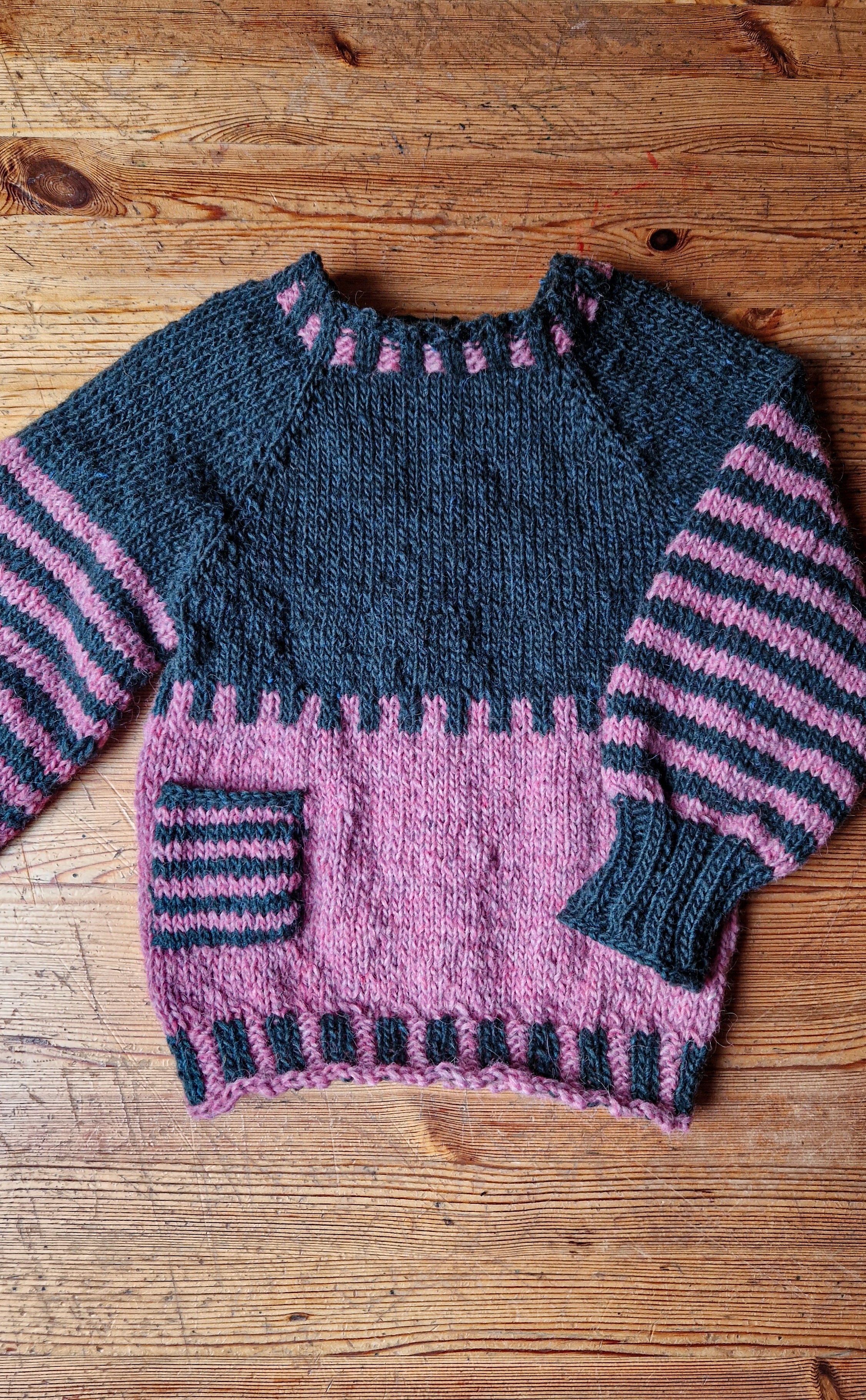 Handgestrickter Kinder Pullover Gr. 116 – Öko Islandwolle – Wollpulli nachhaltig – Unikat Strickpullover für Kinder gestreift mit tasche