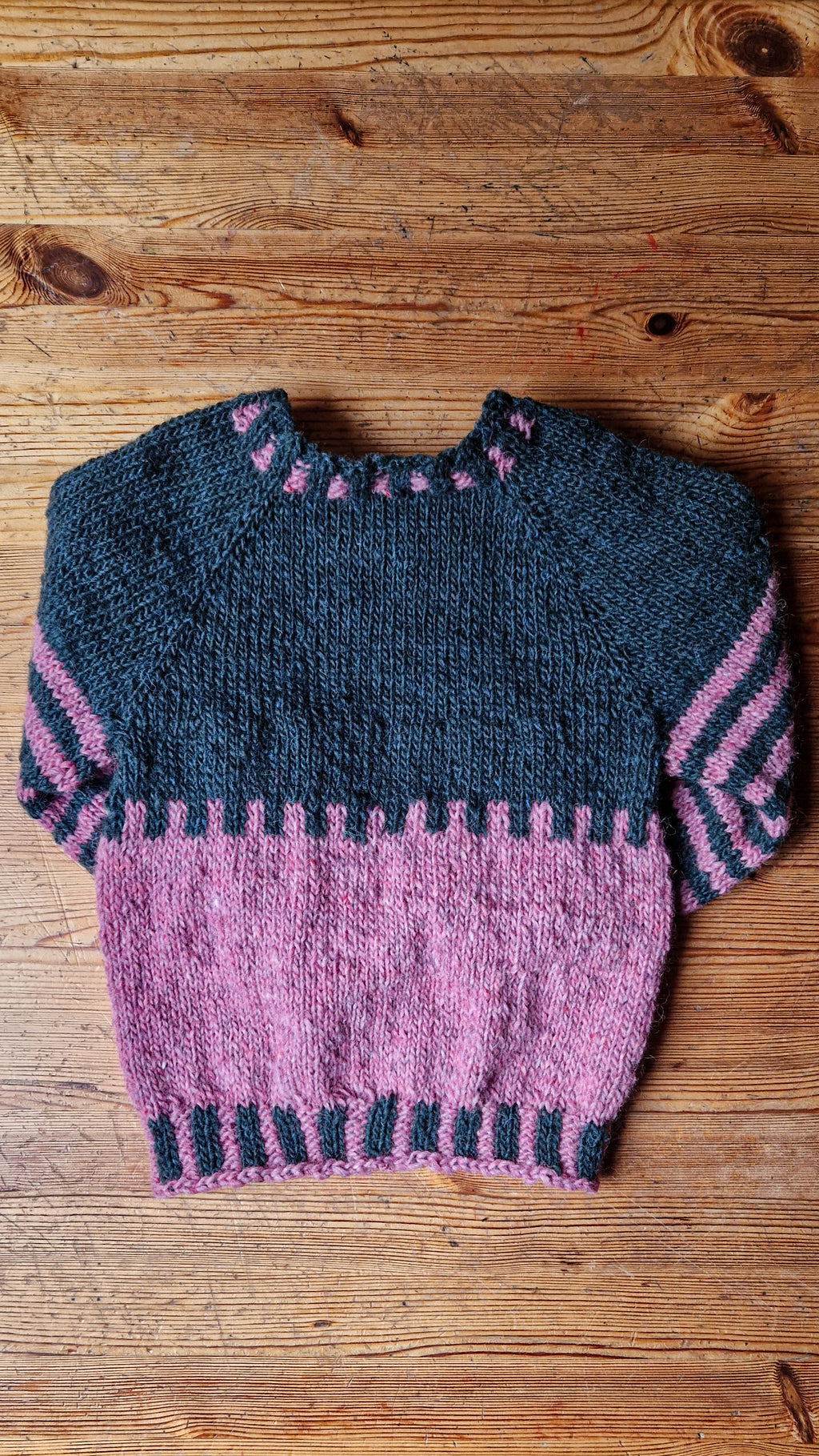 Handgestrickter Kinder Pullover Gr. 116 – Öko Islandwolle – Wollpulli nachhaltig – Unikat Strickpullover für Kinder gestreift mit tasche