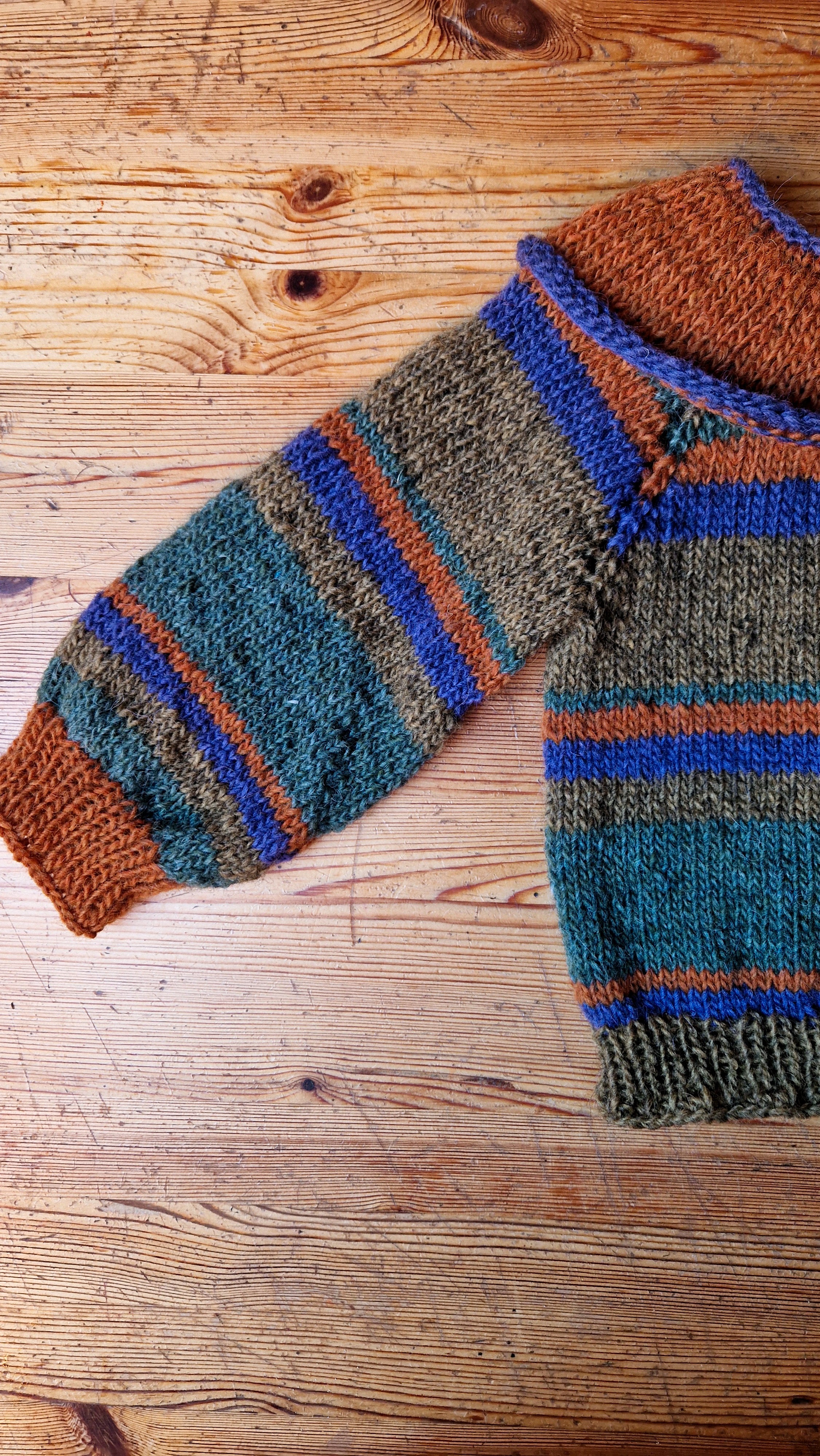 Retro-Design Pullover Gr. 104 – Handgestrickt aus 100% Bio-Island-Wolle 70 er Jahre flair