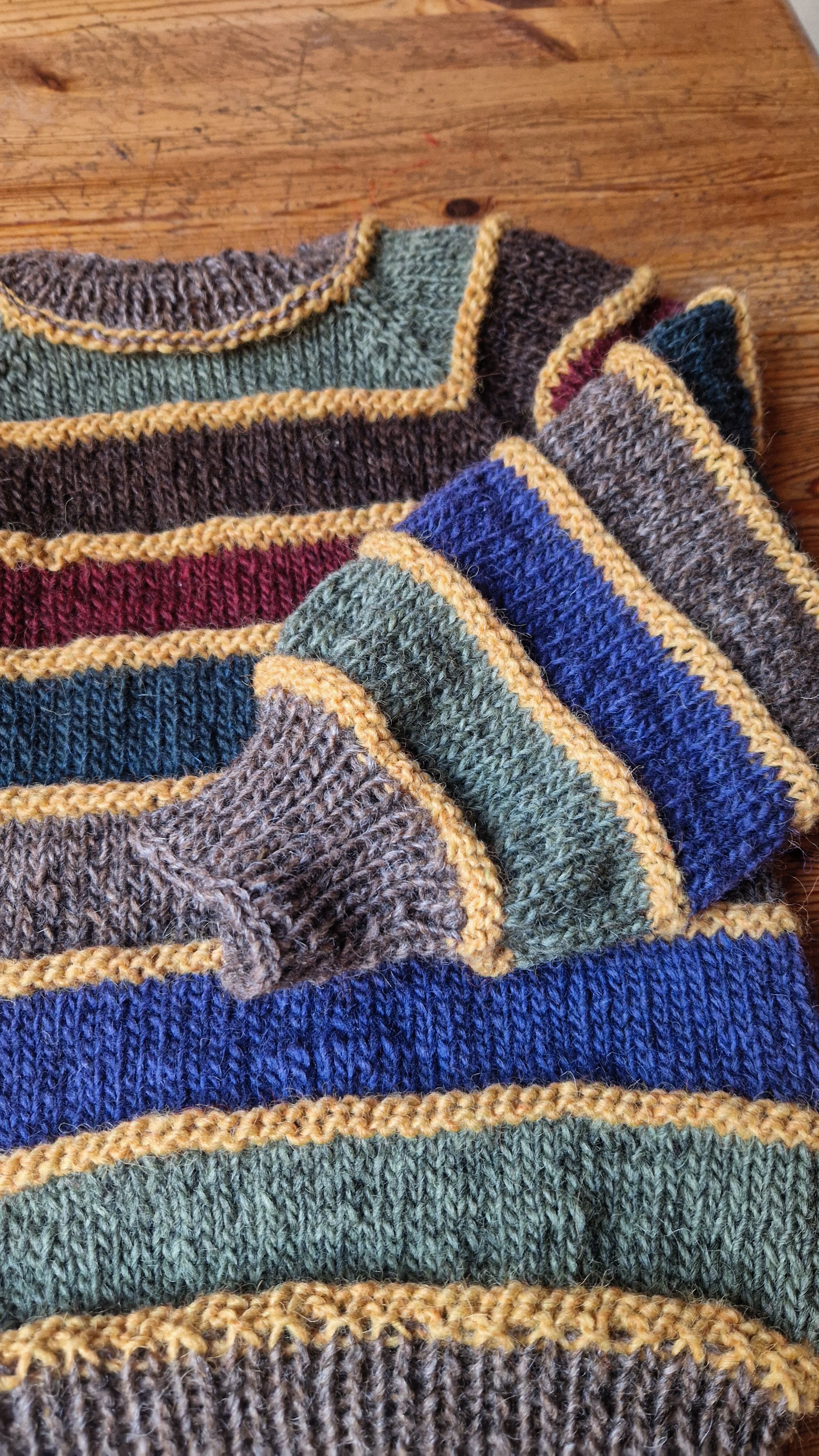 Handgestrickter Kinderpullover aus Öko-Islandwolle – Größe 116 – Bunter Streifenpulli aus Naturgarn