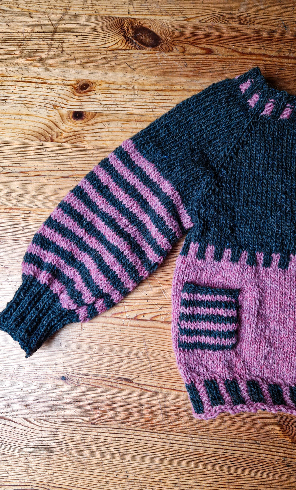 Handgestrickter Kinder Pullover Gr. 116 – Öko Islandwolle – Wollpulli nachhaltig – Unikat Strickpullover für Kinder gestreift mit tasche